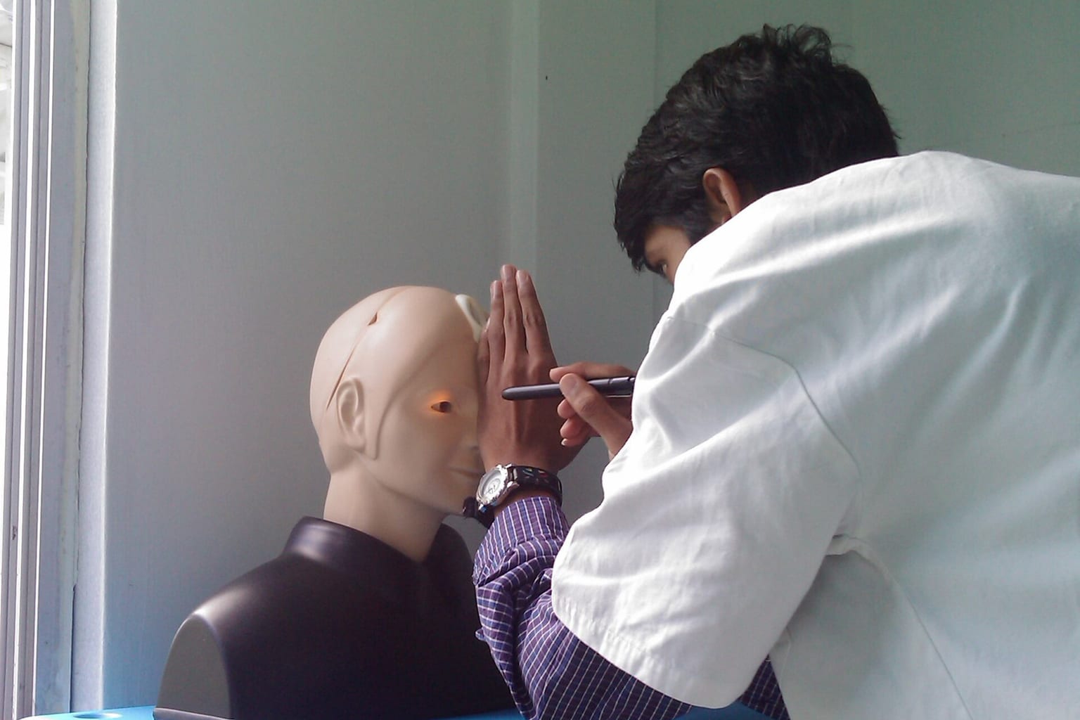 Photo d’illustration : A medical student performs eye examination