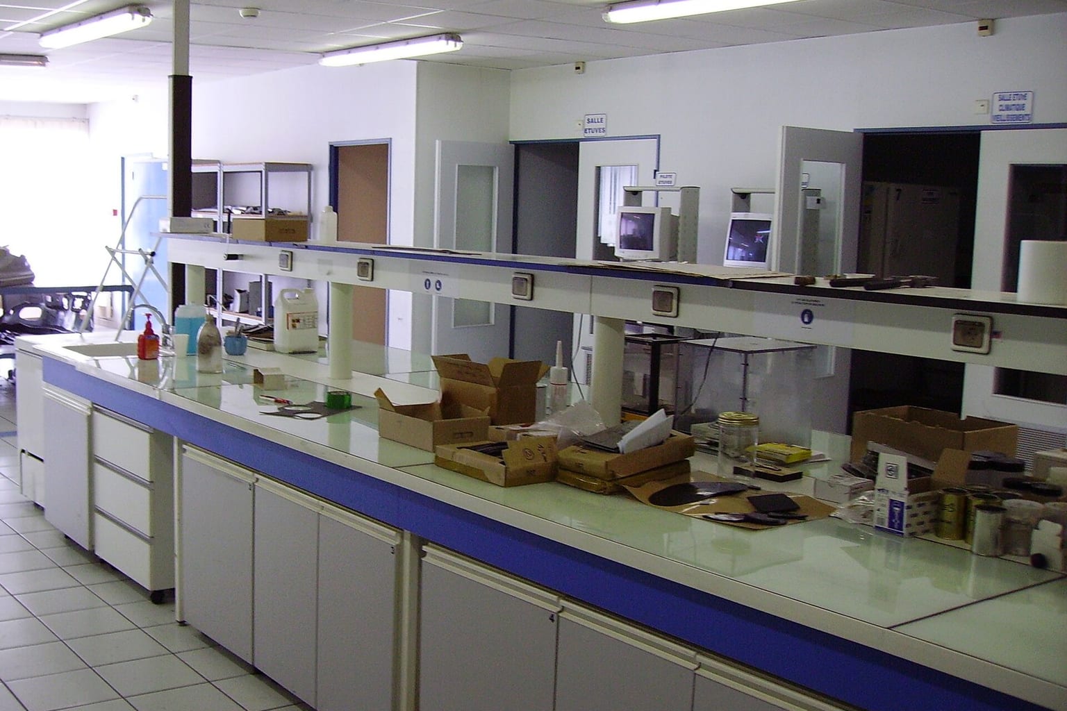 Fotografia ilustrativa: Laboratory bench2